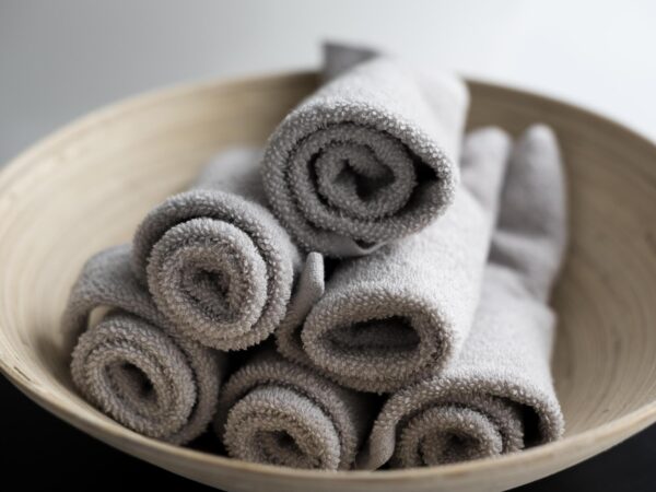 Como um enxoval monocromático de toalhas pode ajudar na organização do seu lar?