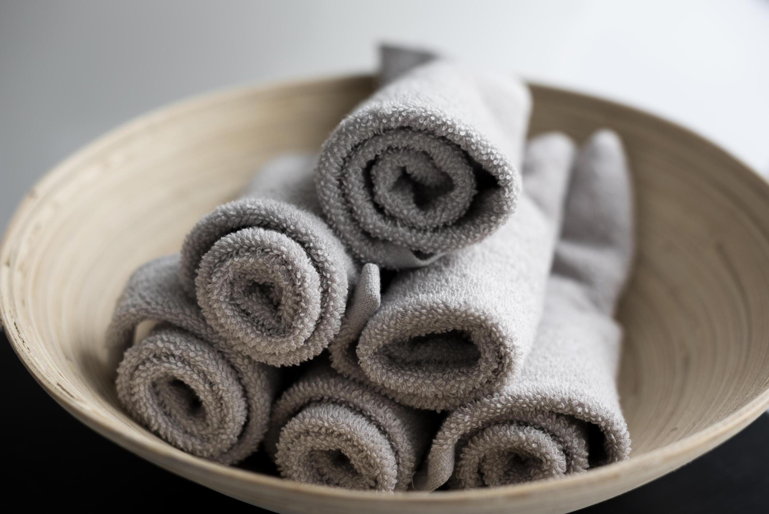 Como um enxoval monocromático de toalhas pode ajudar na organização do seu lar?